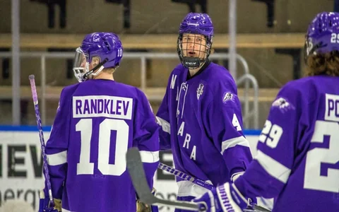 Rolovs Latvijas valstsvienības hokejista komandai palīdz turpināt uzvaru virkni