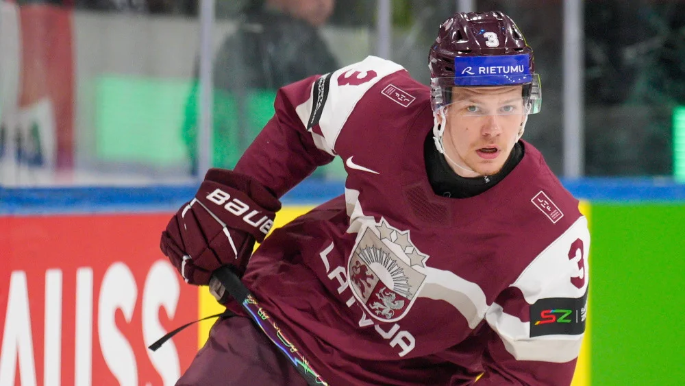 Šmits pirms drafta NHL apskatniekiem izceļ savu pieredzi vīriešu hokejā