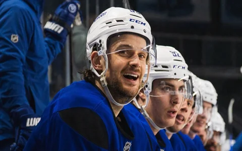 Bļugers pēc piecu miljonu līguma priecīgs kopā ar Toronto "Maple Leafs" sākt no baltas lapas