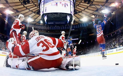 "Red Wings" un "Senators" piedzīvo sāpīgus zaudējumus cīņā par vietu izslēgšanas spēlēs