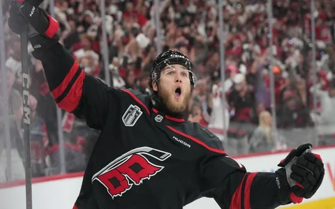 "Hurricanes" atspēlējas un pārtrauc "Golden Knights" septiņu uzvaru sēriju