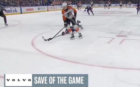Video: NHL aizsargs trīs reizes bloķē metienus pa tukšiem vārtiem