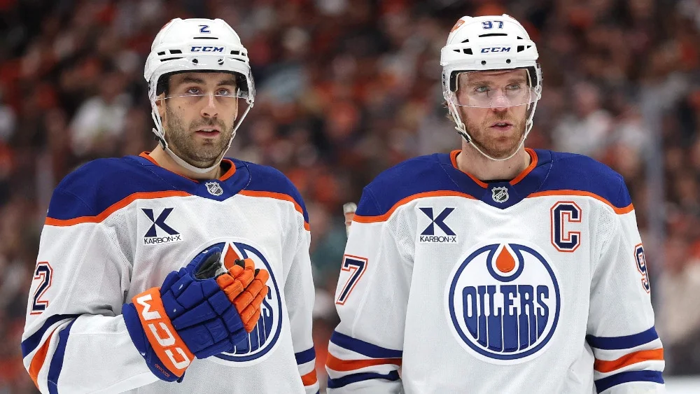 Kanādas izlasē spēlēs divi no NHL dārgākajiem aizsargiem