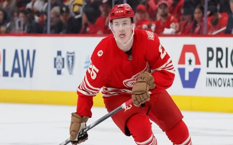 "Red Wings" aizsargu bez vārtu guvumiem atalgo ar 3,2 miljonu līgumu