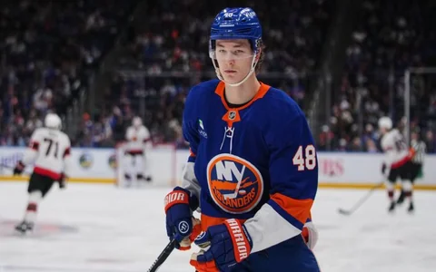 Kanādiešu aizsargs Šeifers kļuvis par visu laiku jaunāko NHL debitanta balvas ieguvēju
