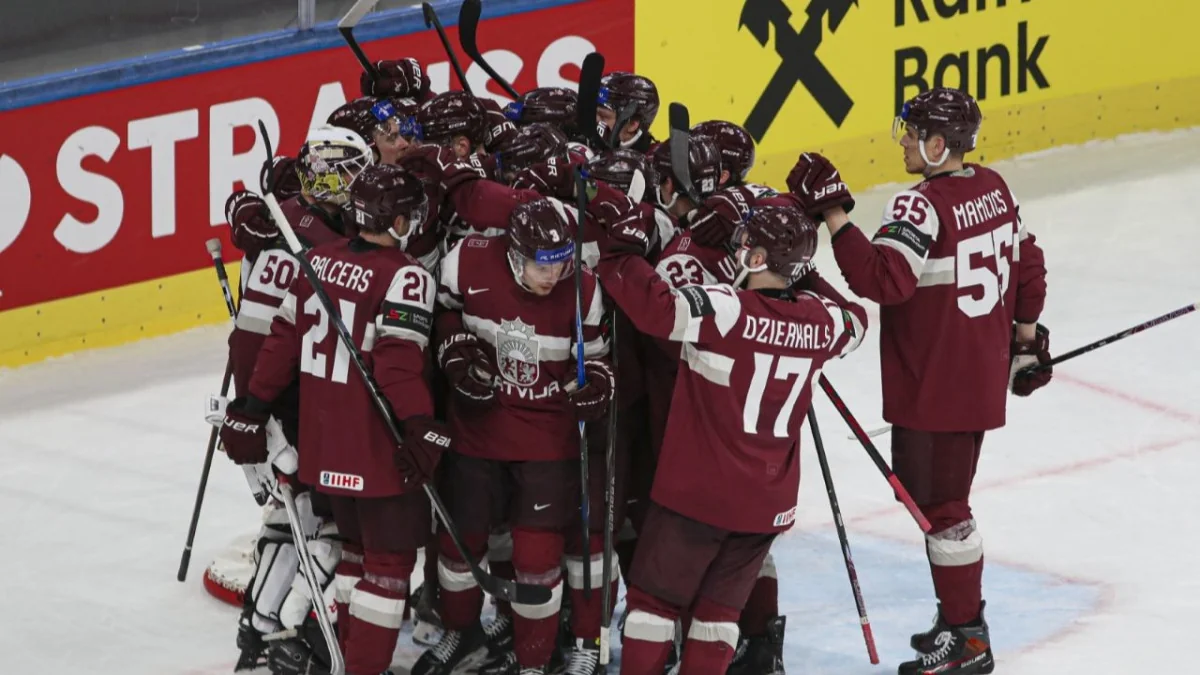 IIHF atpakaļ skolas solā? Latvijai zaudējusī un grupā zemāk palikusī ASV augstāk spēka rangā