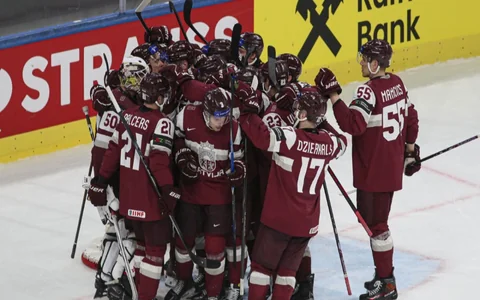 IIHF atpakaļ skolas solā? Latvijai zaudējusī un grupā zemāk palikusī ASV augstāk spēka rangā