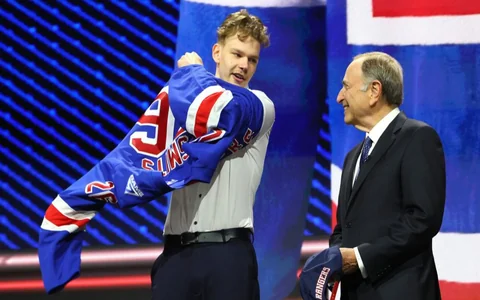 Šmits ierindots starp gaidāmās NHL sezonas perspektīvākajiem hokejistiem