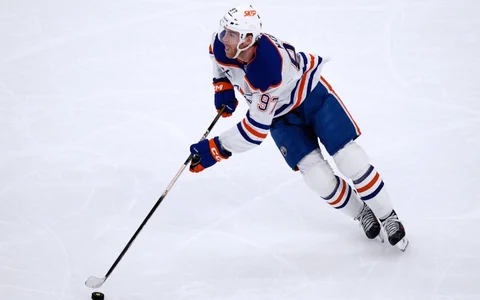 "Sharks" turpina izmantot "Oilers" vārtsargu nedienas un izcīna uzvaru