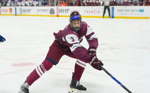 "Ceram uz kaut ko sensacionālu" – Latvijas U-18 hokejisti pret favorīti ASV cīnīsies par vietu PČ pusfinālā