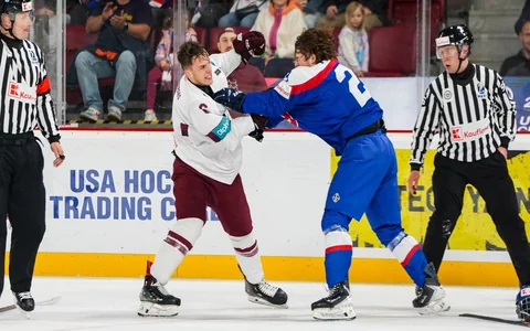 Latvijas U-18 hokejisti pasaules čempionāta pusfinālā piekāpjas slovākiem