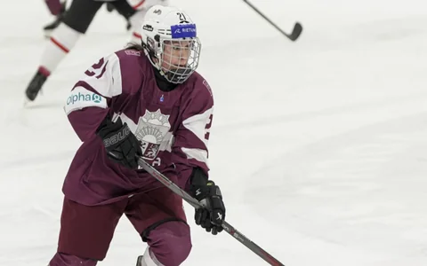 Latvijas hokejistes pasaules čempionātu noslēdz ar zaudējumu Nīderlandei
