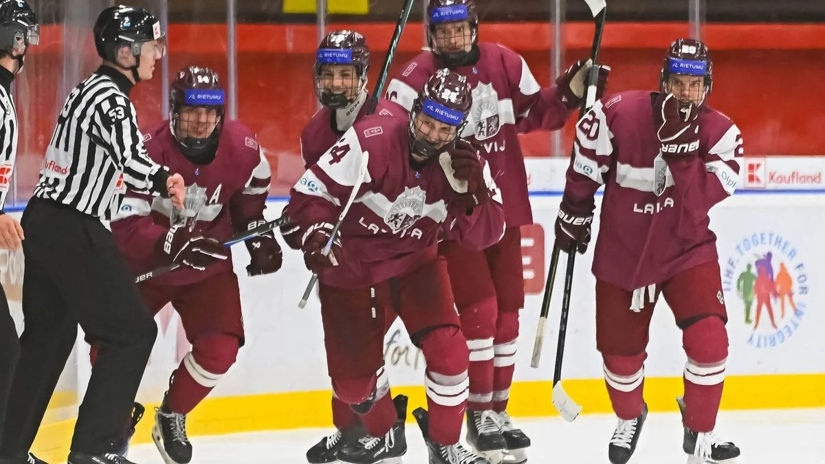 Hokeja pēcpusdiena Slovākijā: Latvijas U-18 hokejisti cīnās par bronzu, vīriešiem pārbaudes spēle