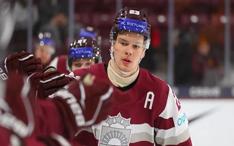 Talantīgais Alberts Šmits pēdējās NHL drafta skautu prognozēs saglabā favorīta pozīcijas
