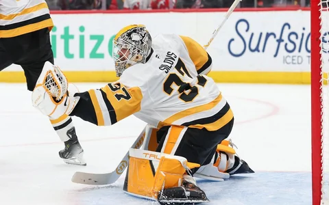 "Penguins" ar Šilovu vārtos turpina uzvarēt, Girgensons un latviešu "pantēras" piespēlē, Bļugeram – tāls gols