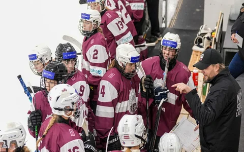 Latvijas U-18 hokejistēm pamatīga kapitulācija pasaules čempionātā
