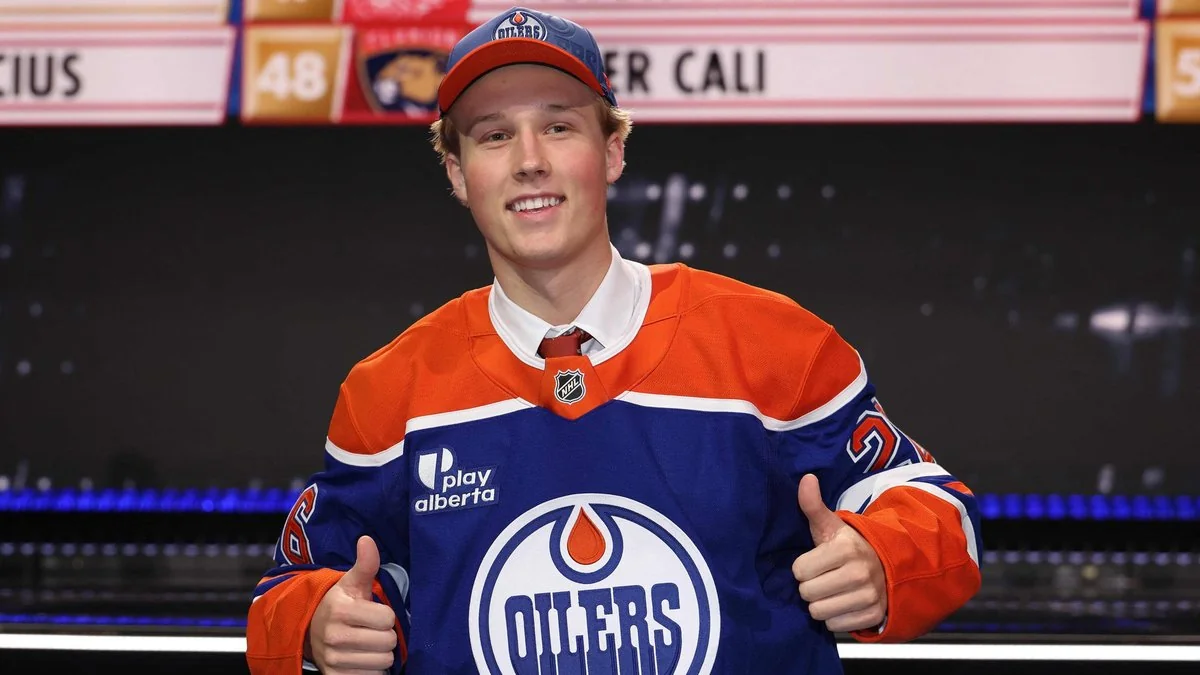 Latviešu talants Bērzkalns NHL draftā nonāk jaudīgajā Edmontonas "Oilers", draftē arī lietuvieti