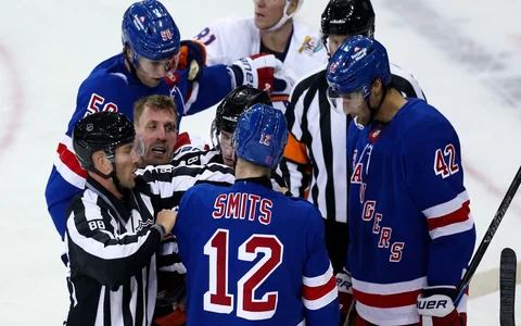 Alberts Šmits iesaistās asumos un palīdz "Rangers" turpināt uzvaru sēriju