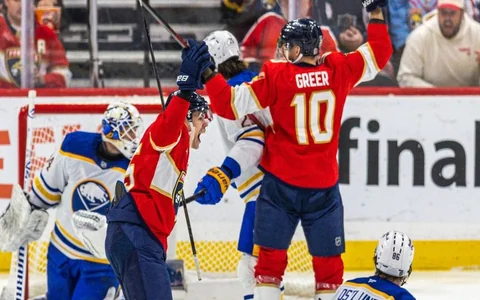 Vilmanis un Balinskis vienā NHL mačā gūst vārtus, Šilovam skandalozs zaudējums, Bļugeram gols un piespēle