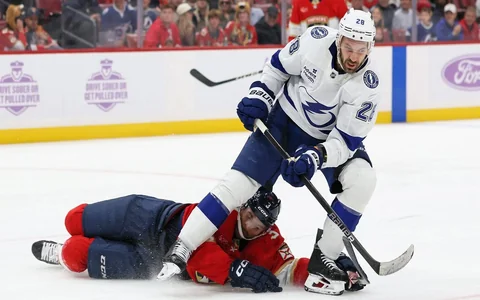 Girgensons un Bļugers cieš zaudējumus NHL, Merzļikina konkurentam bēdīgs vakars