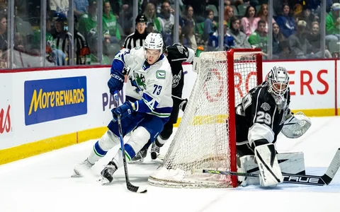 "Canucks" nosūta latviešu uzbrucēju uz AHL komandu